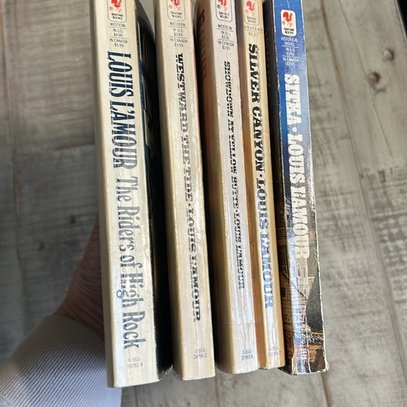 LOUIS L’AMOUR VINTAGE BOOKS SET OF FIVE - Picture 4 of 4
